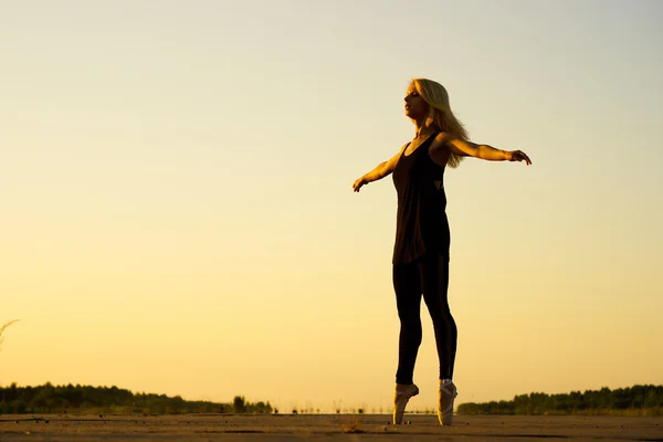 Жінка танцівниця зі стрічкою — стокове фото