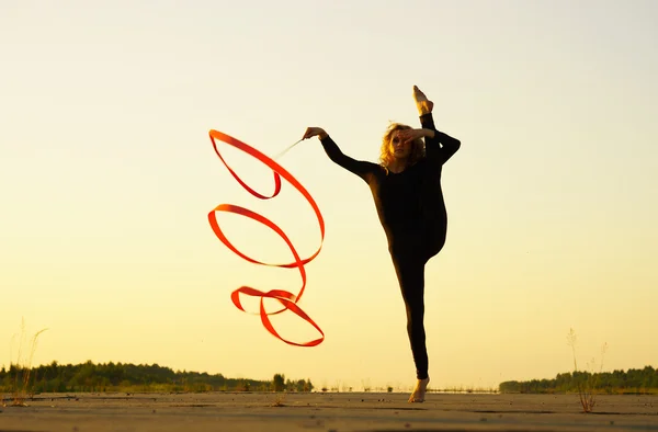Ballerina donna con nastro — Foto Stock