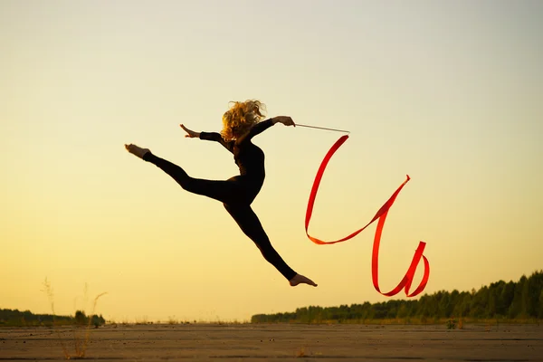 Vrouw danser met lint — Stockfoto