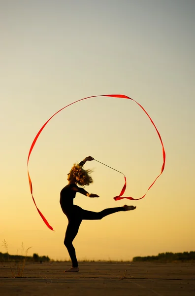 Žena tanečnice s mašlí — Stock fotografie