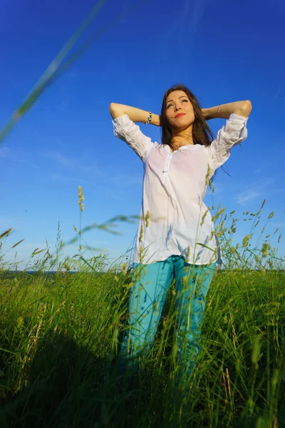 Mujer joven caminar — Foto de Stock