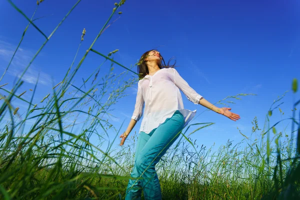 Young woman walk — Stock Photo, Image