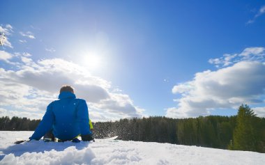 snowboard üzerinde genç adam