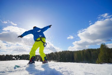 snowboard üzerinde genç adam