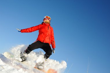 Kadını kabul eğlenceli snowboard yaparken