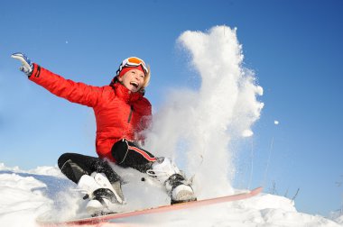 Kadını kabul eğlenceli snowboard yaparken