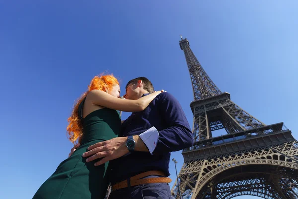 Beauty caucasian couple in Paris — Stock Photo, Image