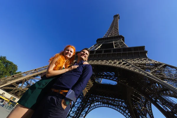 Beauty caucasian couple in Paris — Stock Photo, Image