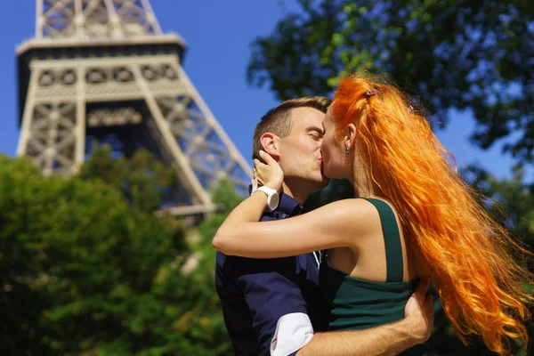 Краса кавказька пара в Парижі — стокове фото