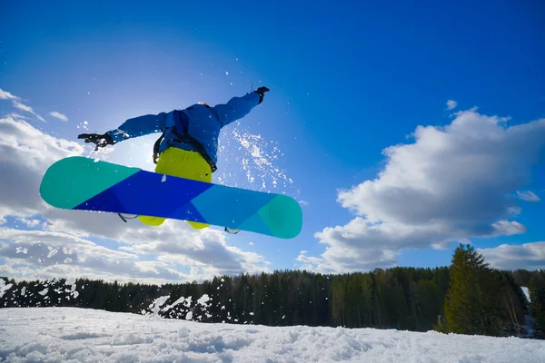 Homme sur le snowboard — Photo