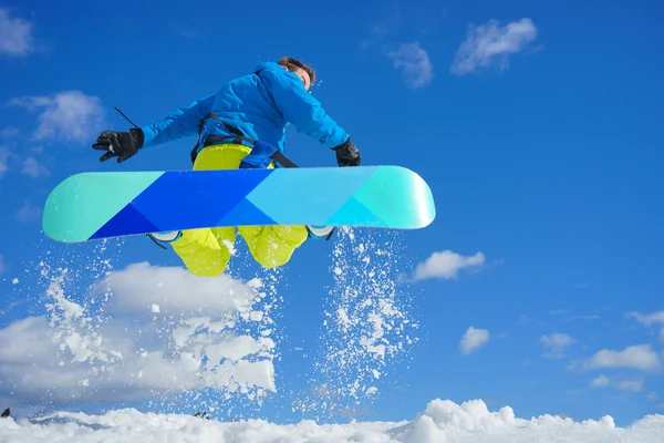 Ung man på en snowboard — Stockfoto