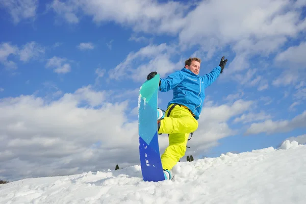 Młody człowiek na snowboardzie — Zdjęcie stockowe