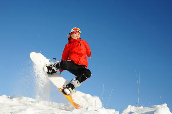 Kobieta w zabawy na snowboardzie — Zdjęcie stockowe