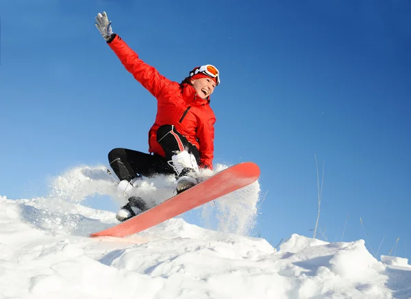 Vrouw nemen plezier op de snowboard — Stockfoto