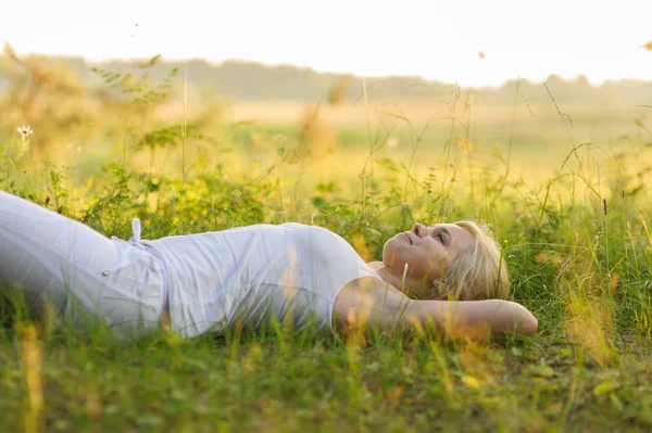 Mujer descansando en el parque — Foto de Stock