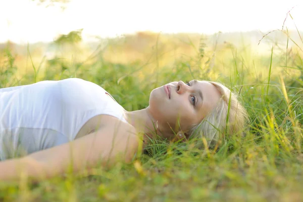 Kvinna vilar i parken — Stockfoto