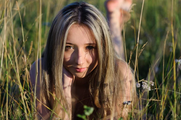 Vrouw liggen op het gras — Stockfoto