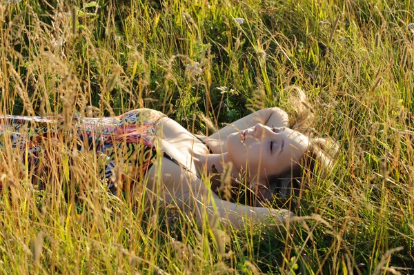 Mujer se acuesta en la hierba —  Fotos de Stock