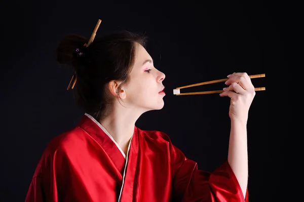 Das Mädchen im einheimischen Kostüm der japanischen Geisha — Stockfoto