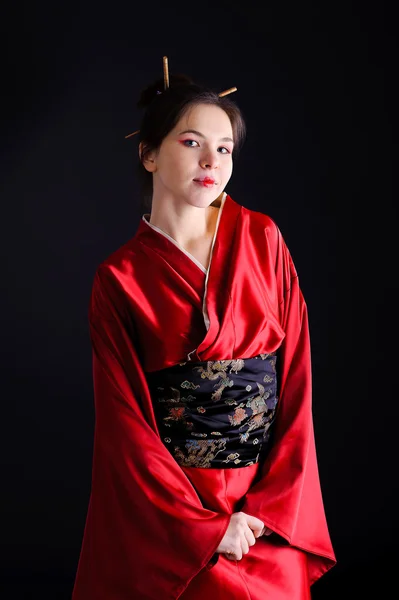 Девушка в родном костюме японской гейши — стоковое фото