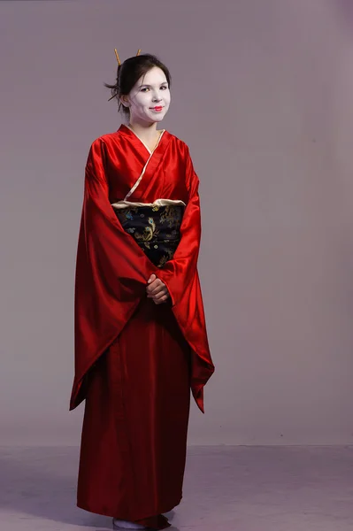 Dziewczyna w macierzystym stroju japoński gejsza — Zdjęcie stockowe