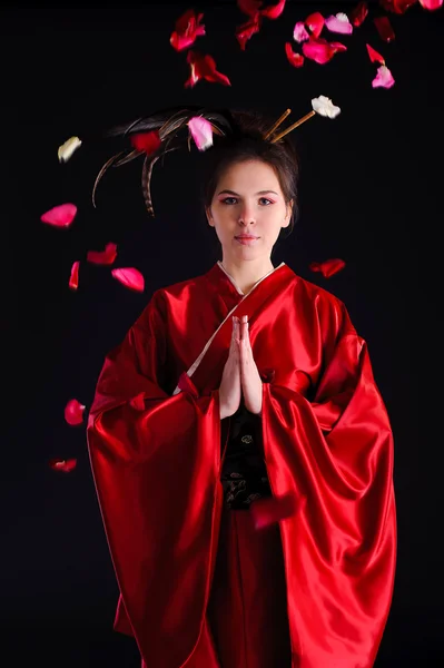 Flickan i native kostym av japanska geisha — Stockfoto