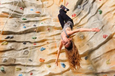 İnsan yapımı cliff üzerinde tırmanma kadın