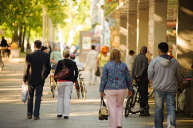 Parkta yürüyen insanlar.