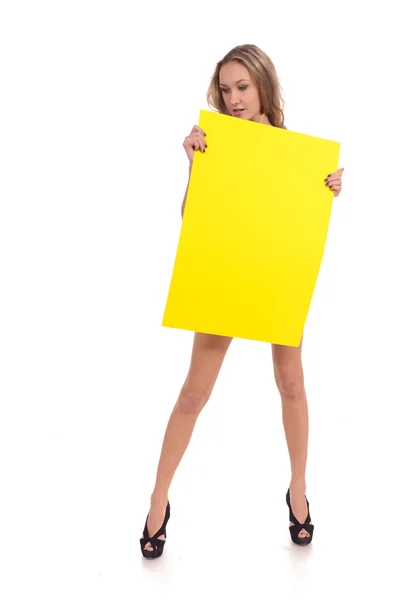 Mulher segurar retângulo amarelo — Fotografia de Stock