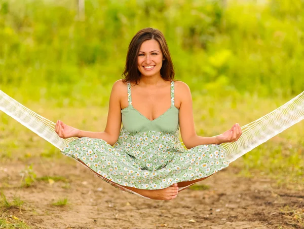 Mujer descanso en hamaca — Foto de Stock