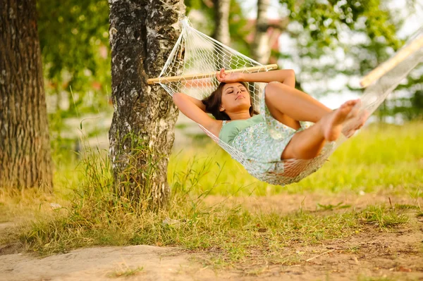 Žena odpočinku v houpací síti — Stock fotografie