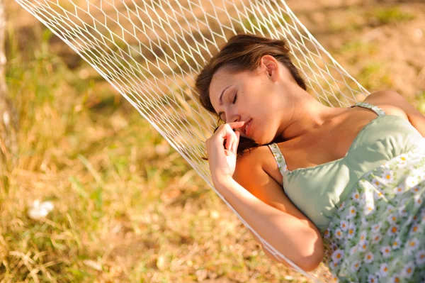 Mujer descanso en hamaca —  Fotos de Stock