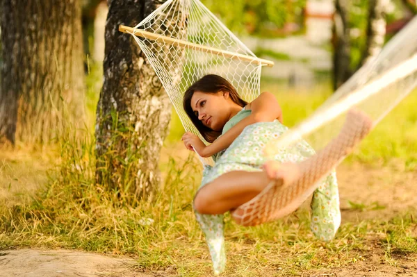 Mulher descansar na rede — Fotografia de Stock