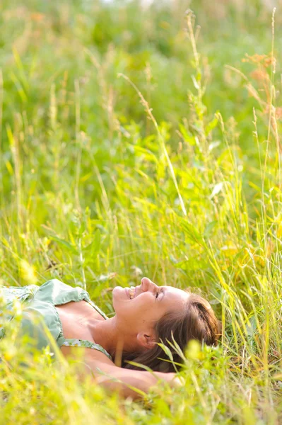 Mujer descanso en la hierba —  Fotos de Stock