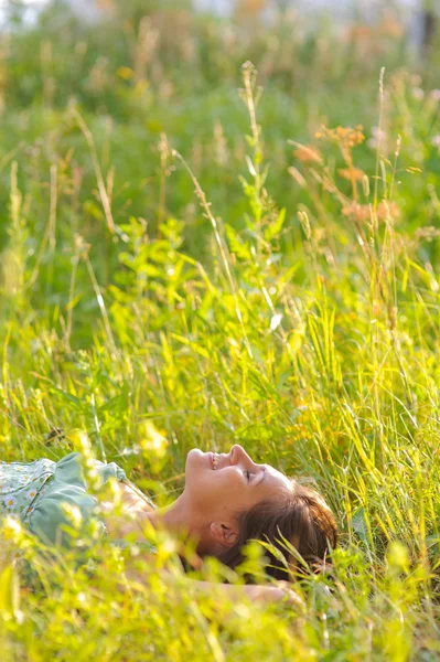女人在草地上休息 — 图库照片