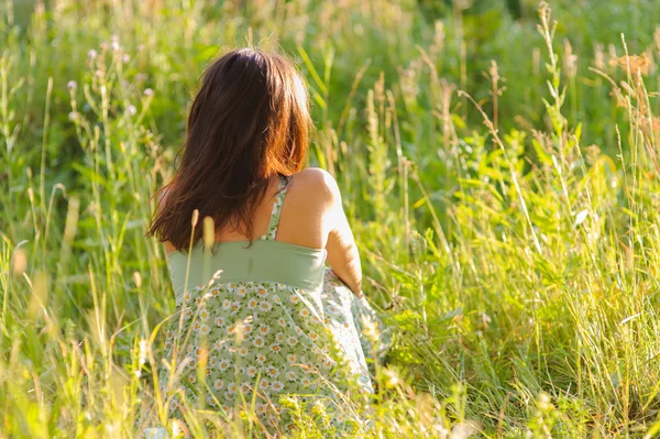 Женщина отдыхает в траве — стоковое фото