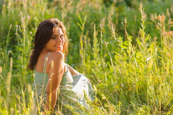 Vrouw rust in het gras — Stockfoto