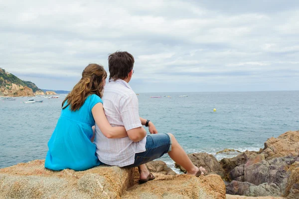 genç bir çift deniz kenarında oturup