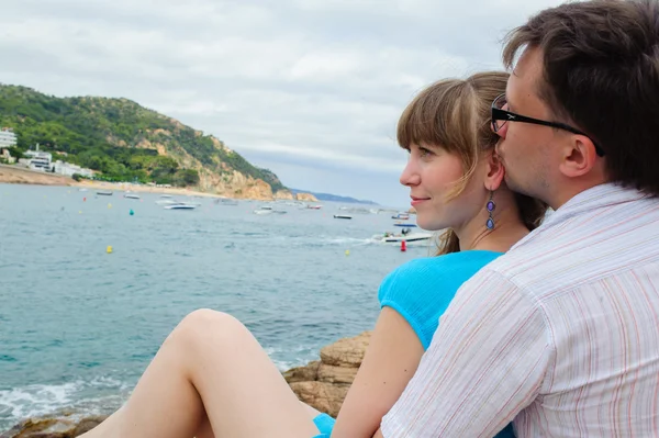 genç bir çift deniz kenarında oturup