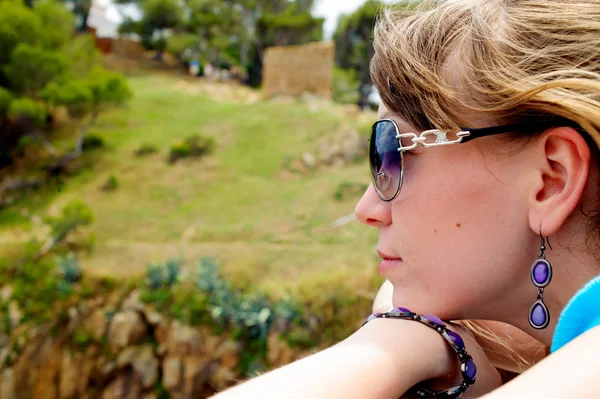 Mujer joven con gafas de sol — Foto de Stock