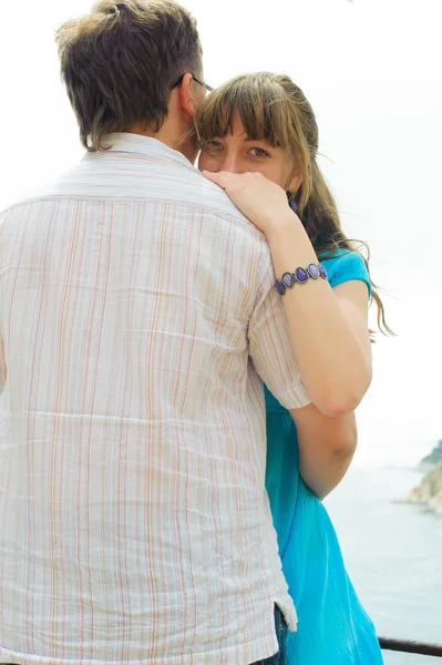 Couple stand near the sea — Stock Photo, Image