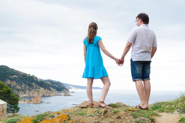 Couple stand near the sea — Stock Photo, Image