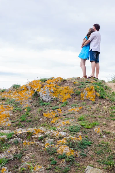 Couple stand on the hill — Stock Photo, Image