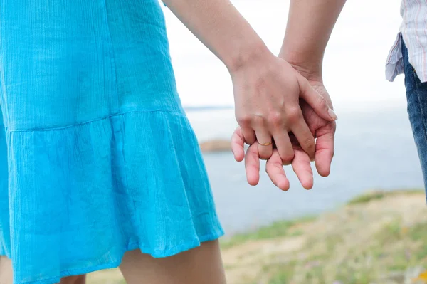 Jeune caucasien couple mains — Photo