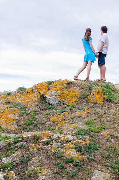 Couple stand on the hill — Stock Photo, Image