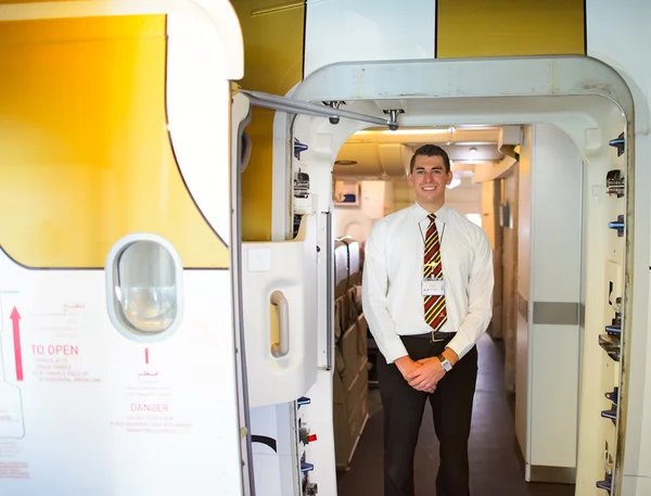 Emirates mürettebat üyesi yolcuları karşılamak