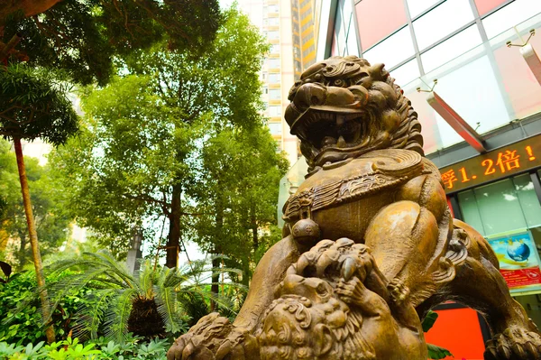中国银行附近守卫的狮子 — 图库照片