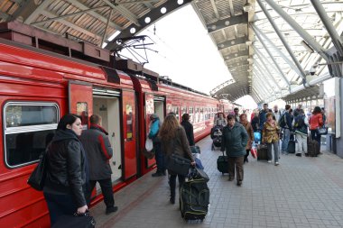 Domodedovo Havaalanı trende Aeroexpress kırmızı