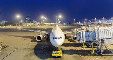 Havaalanında demirledi jet yolcu uçağı