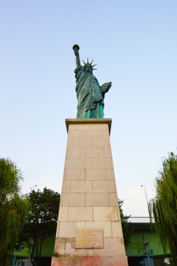 Paris Özgürlük heykeli yeni York kopyası